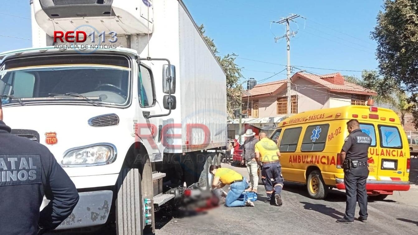 Dos motociclistas pierden la vida tras chocar contra un camión de carga