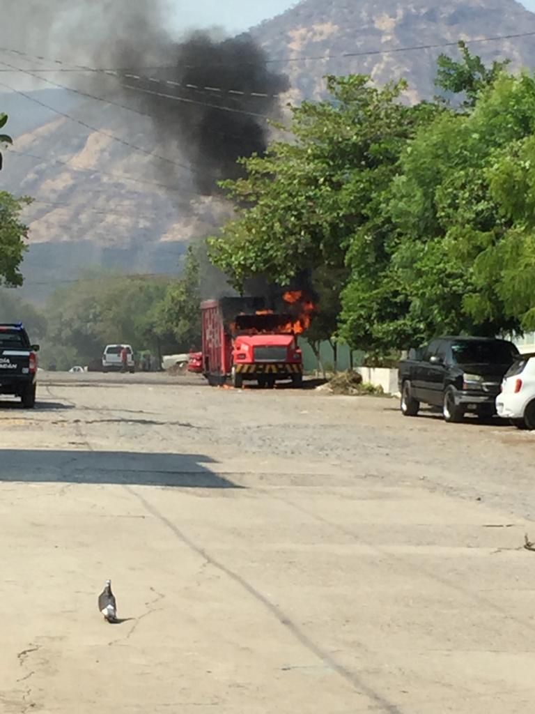 Prenden fuego a tienda Coppel en Apatzingán - La Primera de AM